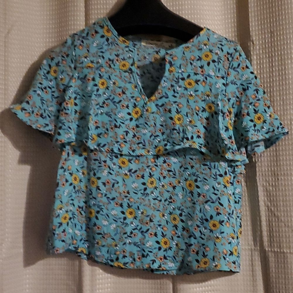 LIBERTY LOVE CUTOUT NECK TOP USE M